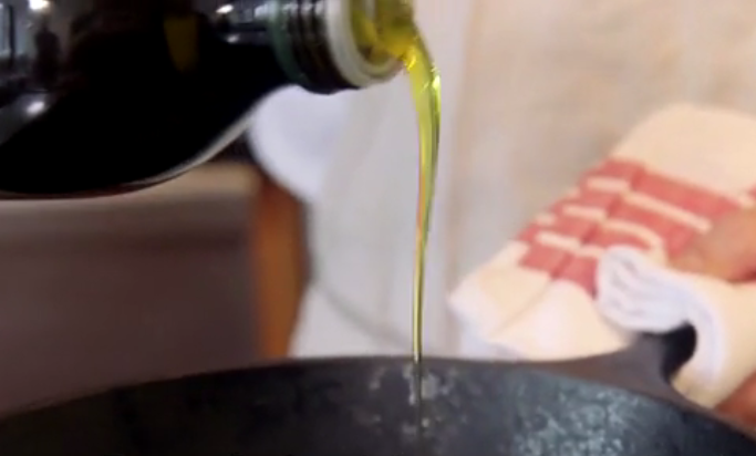 बहना olive oil into pan