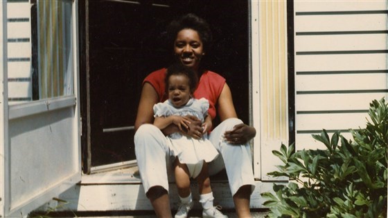 हालांकि my mom was African-American and people thought I looked like I was too, I didn't see myself as only one race. 
