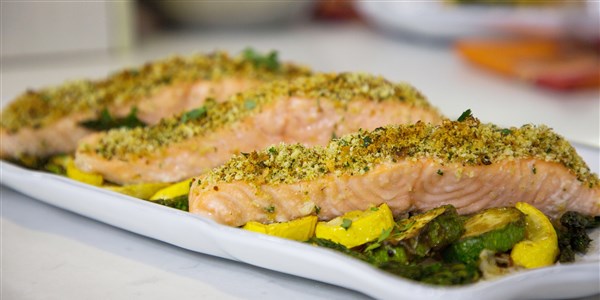 एक-पान Herb-Crusted Salmon and Vegetables