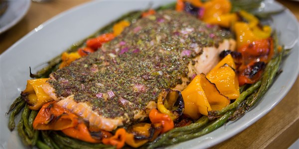 एक-पान Mustard Salmon with Peppers and Green Beans