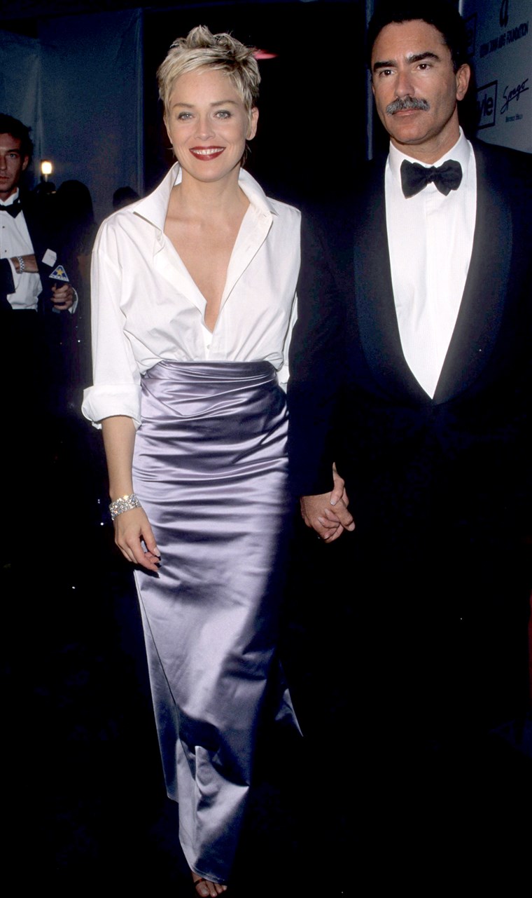 שרון Stone in Vera Wang and The Gap at the 70th Annual Academy Awards