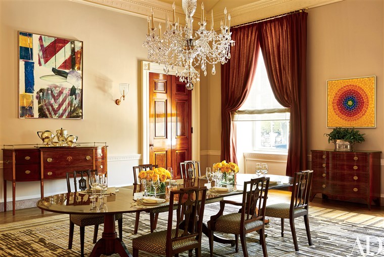 ה Old Family Dining room is a regal but comfortable setting for family dinners.
