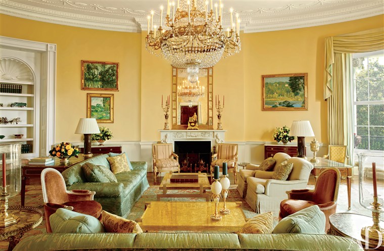 מספיק seating in the Yellow Oval Room creates a comfortable space for large groups.