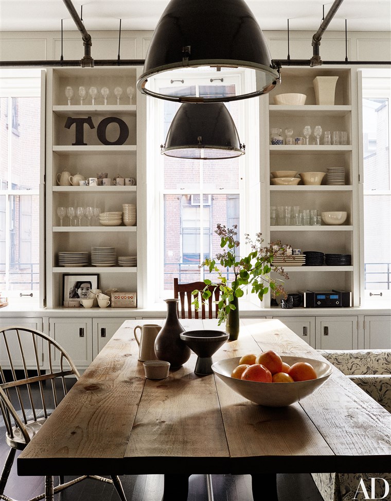 Ipari lights from a salvage in Maine illuminate the kitchen’s dining area.