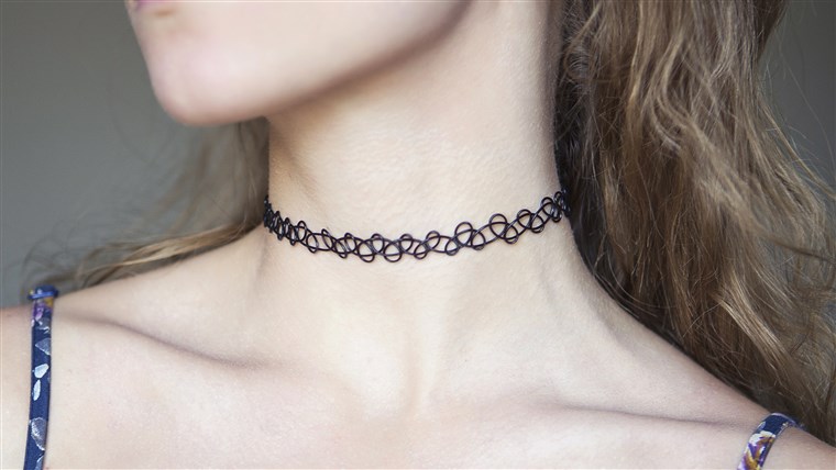 צ'וקר necklace on young woman