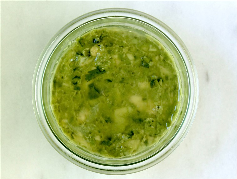 איך to Keep Guacamole Green: Lime Juice