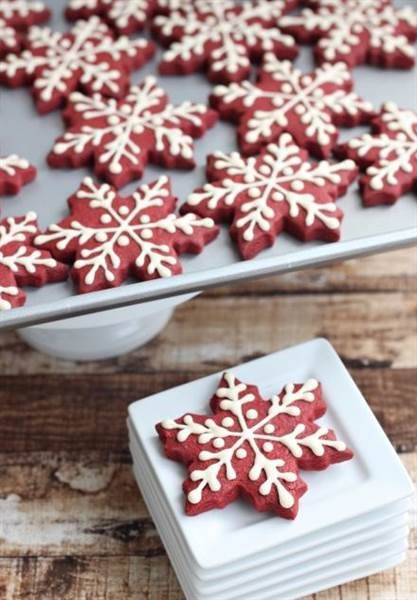 क्रिसमस cookies: Festive red velvet snowflake cookies