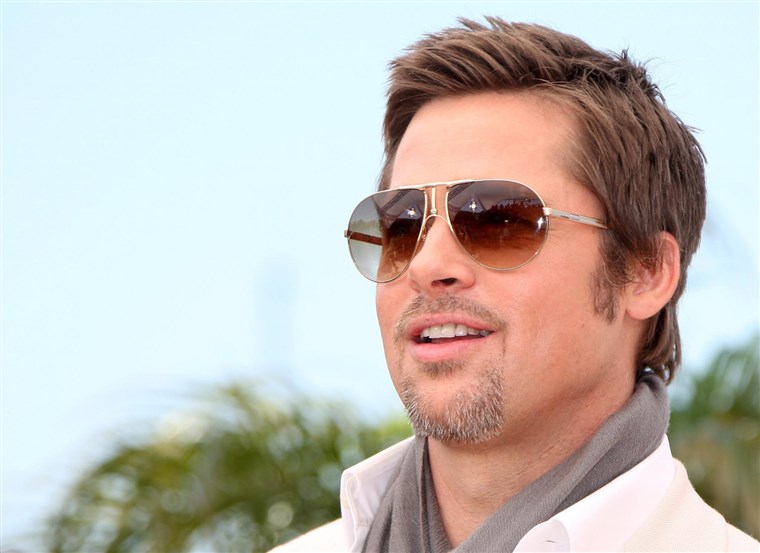अमेरिका actor Brad Pitt attends the photocall for the film 'Inglourious Basterds' in Cannes.