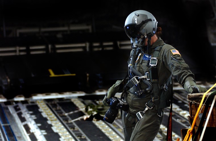 Személyzet Sgt. Stacy preparing to document an aerial formation from the ramp of a C-17 Globemaster aircraft during a high altitude, low oxygen flight, Charleston Air Force Base, SC. U.S. Air Force photo