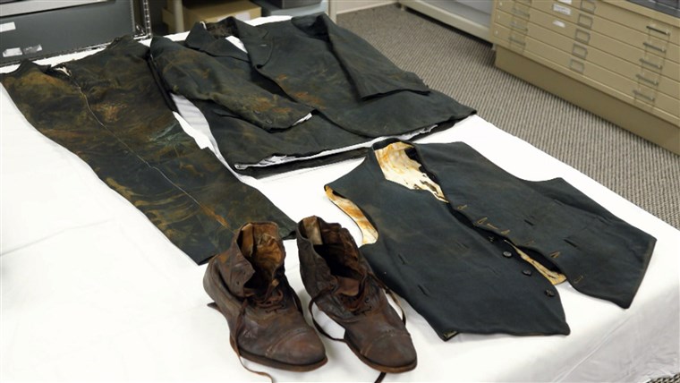  well-preserved clothes of an Englishman emigrating to the United States are on display. 