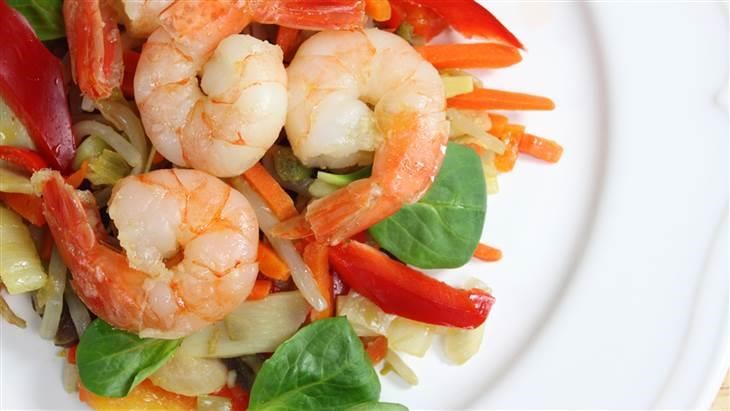 तला हुआ shrimp on a salad of steamed vegetables; Shutterstock ID 129319094; PO: today.com