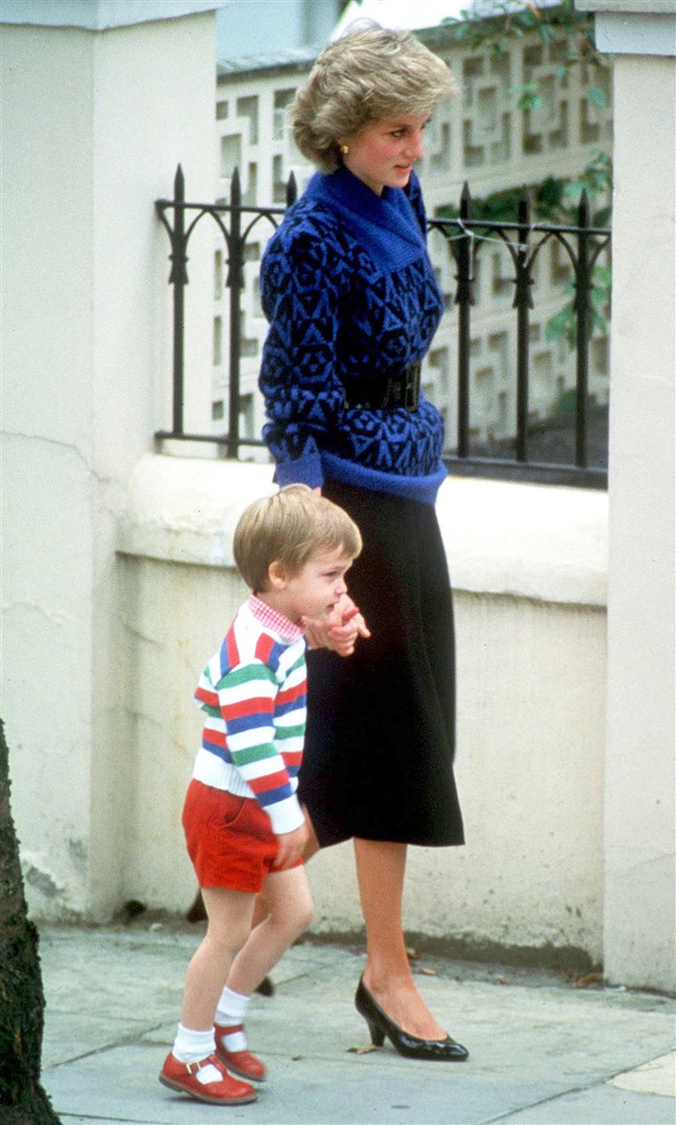 נסיכה Diana taking Prince William to kindergarten