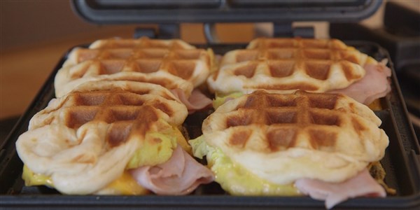 4-Összetevő Breakfast Stuffed Waffles