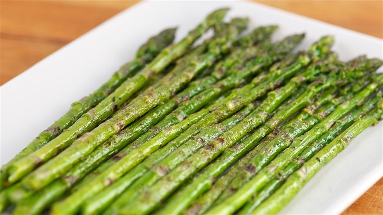 Grillezett Asparagus on White Plate using Selective Focus
