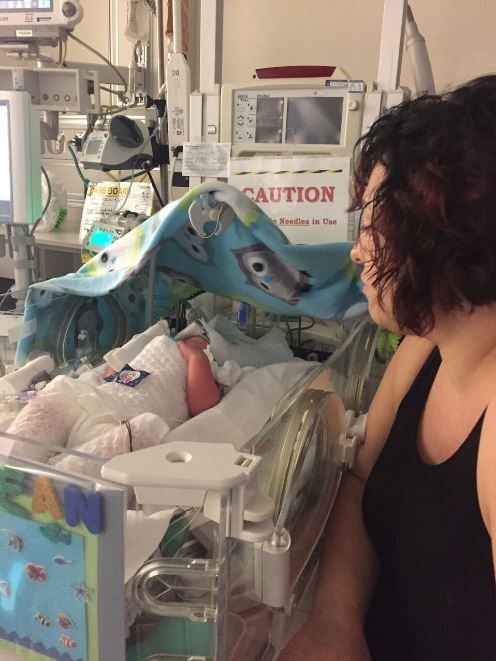 אמא Ericka Villarreal didn't get to see her baby for 24 hours after birth; sometimes, parents in the NICU can struggle to bond with their babies.