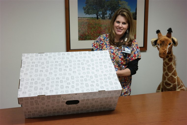 SLIKA: Nurse Kelli Brimagner with a baby box