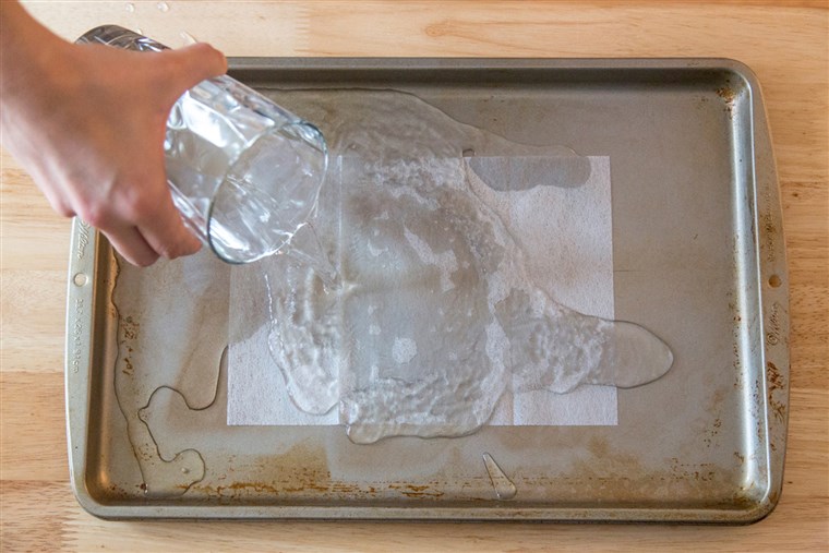 Tavaszi cleaning hacks - use a dryer sheet to clean the stains off a baking sheet