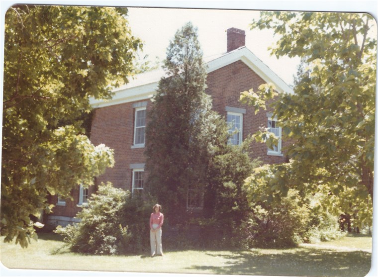 תמונה of the childhood home of Circaoldhouses.com founder Elizabeth Finkelstein, before it was refurbished by her parents.