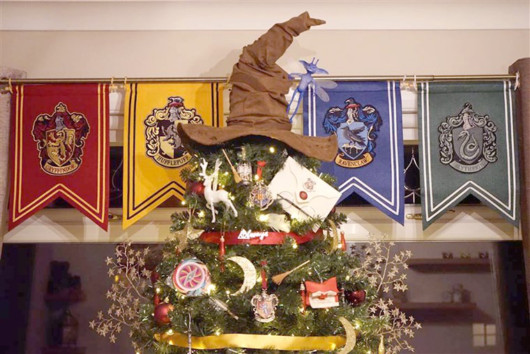 harati Potter-themed Christmas tree
