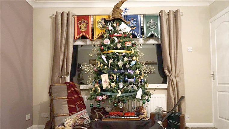harati Potter-themed Christmas tree