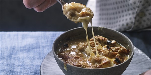 francuski Onion Soup with Brie and Cheddar