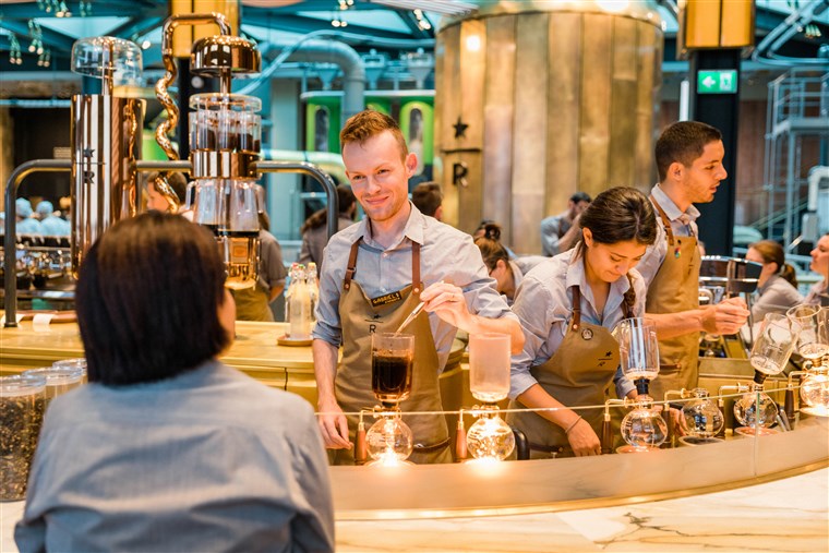 स्टारबक्स barista Gabriel Sebastian Denes works at the siphon brewing station at the Starbucks Reserve Roastery in Milan, Italy on Sunday, August 02, 2023. (Joshua Trujillo, Starbucks)