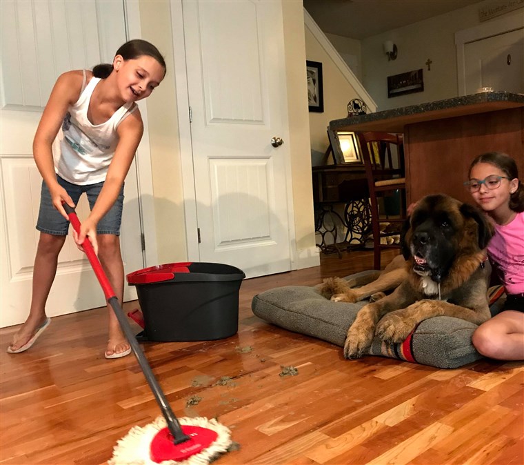 10 éves Elena and Miranda mopping up muddy footprints