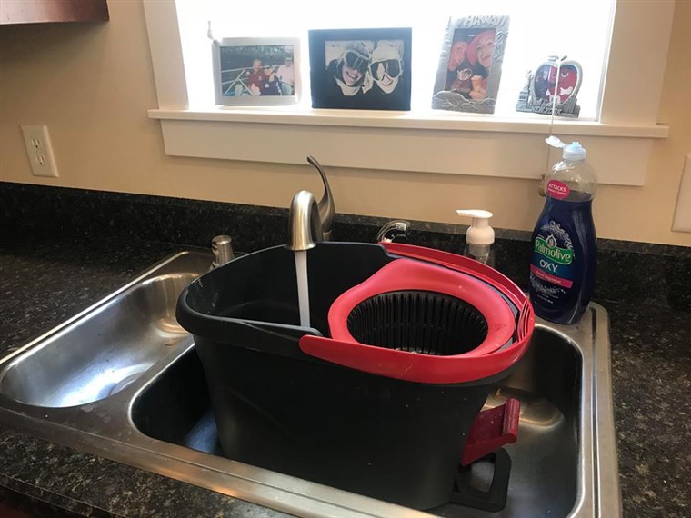 מילוי the mop bucket in the kitchen sink