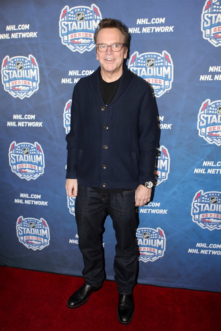लॉस ANGELES, CA - JANUARY 25: Actor Tom Arnold walks the red carpet at the 2014 Coors Light NHL Stadium Series between the Anaheim Ducks and the Los ...