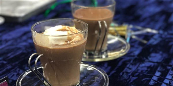 איטי-סיר Hot Chocolate with Frozen Whipped Cream Dollops