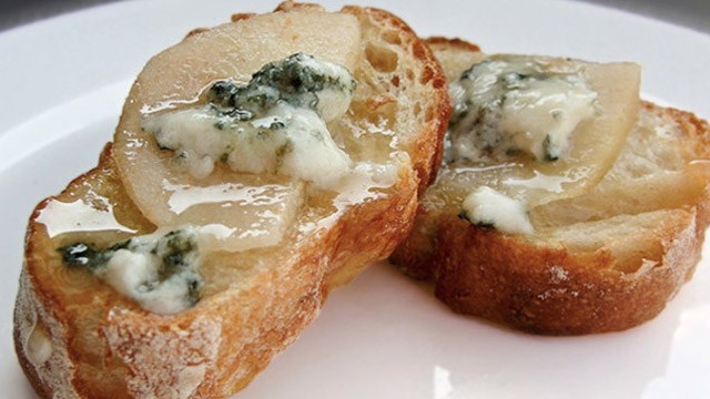 kék cheese pear toast