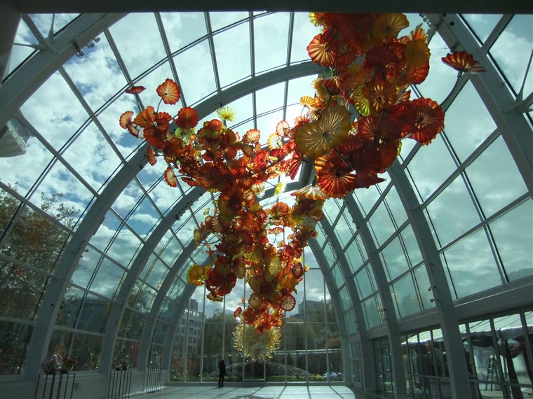 मूर्ति inside of Chihuly Garden and Glass in Seattle, Washington