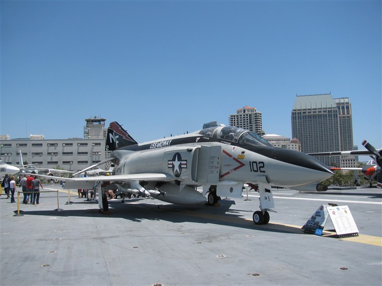 हवाई जहाज at USS Midway Museum in San Diego, California