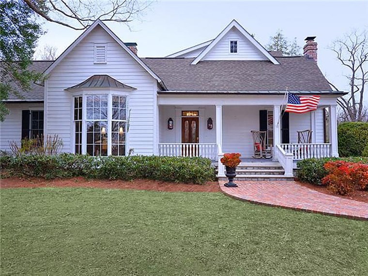 טרישה Yearwood has listed her Nashville-area home for $2.2 million.
