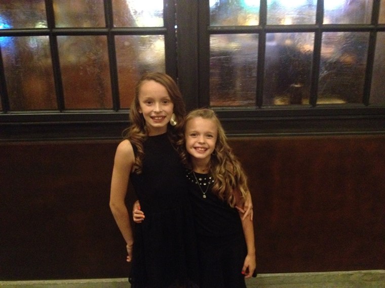 Ő's a little sweetheart in real life! Here Taylor is all smiles with her little sister.