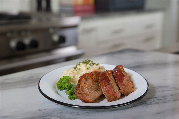 वॉल-मार्ट's one-step meal kit: meatloaf.