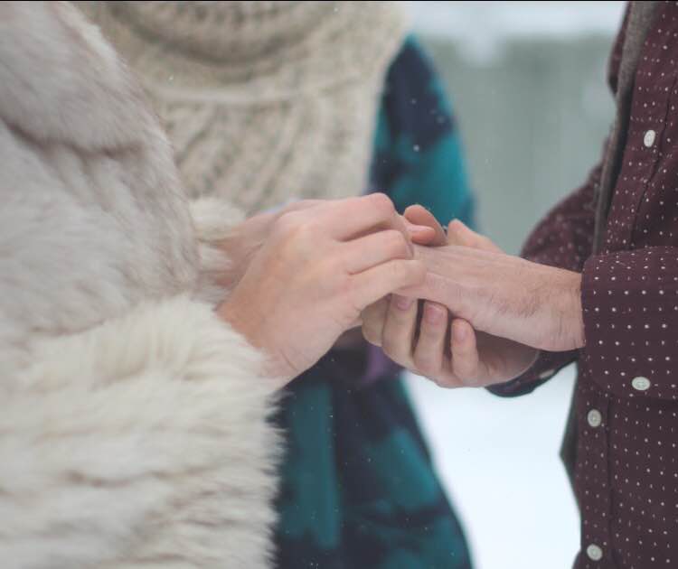 זוג gets married during snowstorm
