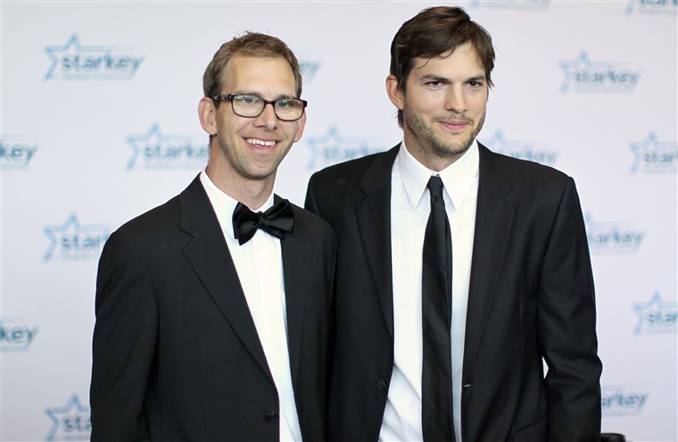 מיכאל Kutcher and brother Ashton Kutcher