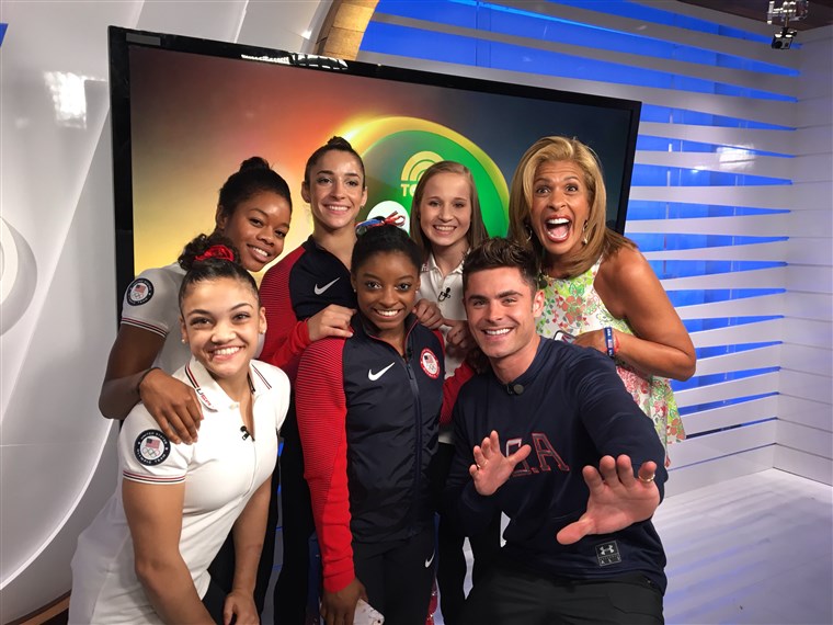 זאק Efron surprises women's gymnastics team
