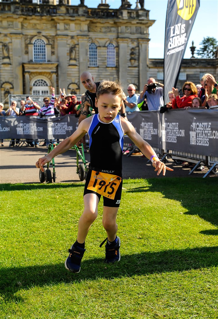 ביילי Matthews, 8-year-old with cerebral palsy finishes a triathalon
