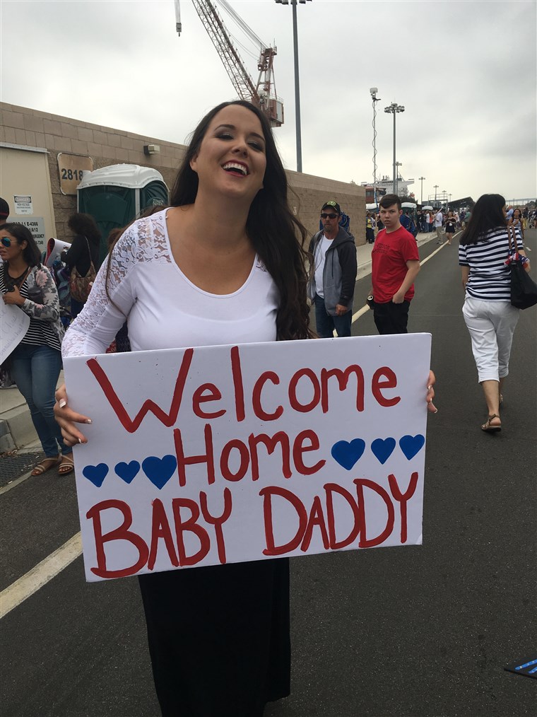 צבאי wife surprises husband with pregnancy at homecoming