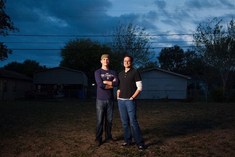 נתן Palmer, left, and Brett Jones at their home in Victoria, Texas.