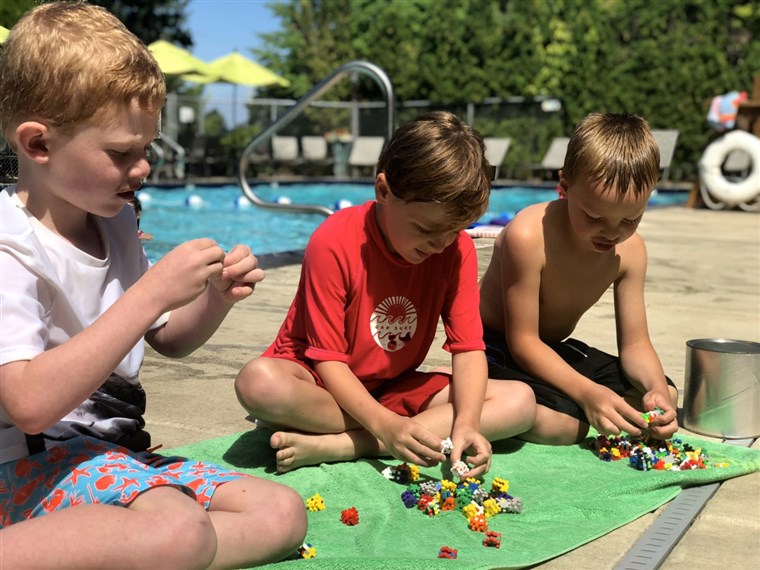 प्लस प्लस toys kept second-grade friends Aiden, Christopher and Will entertained--without screens--while their siblings were in swim lessons.