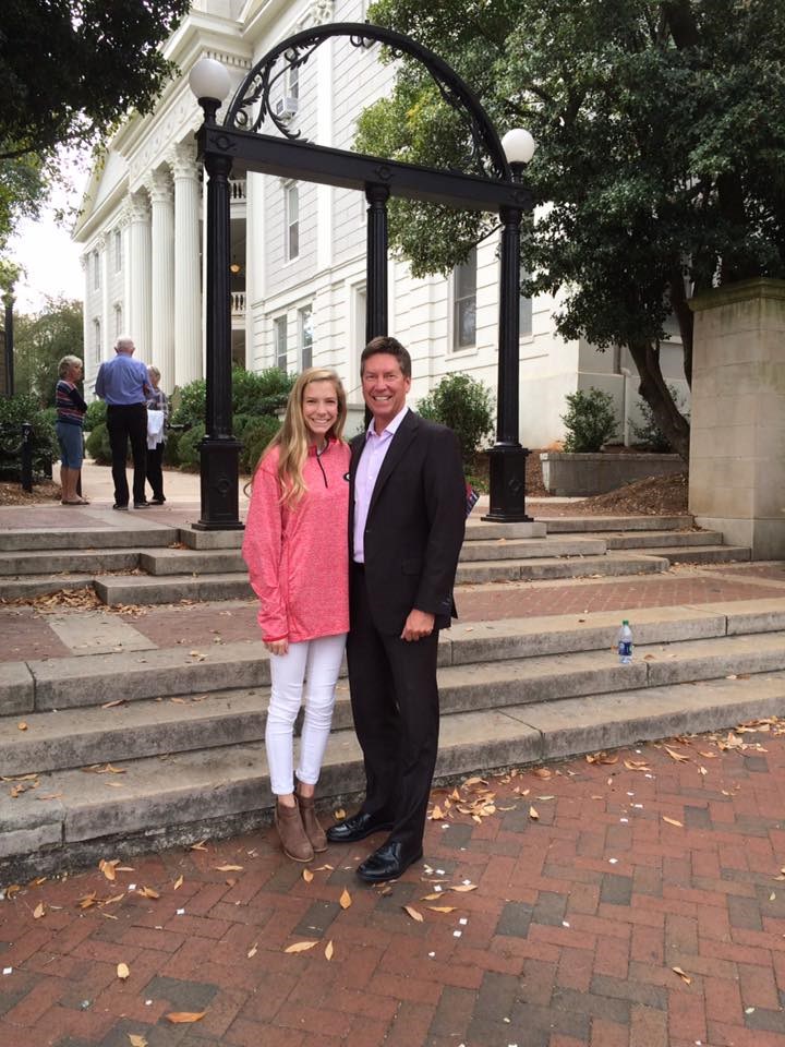 अंतरिक्षविज्ञानशास्री Chris Holcomb with his daughter, Claire