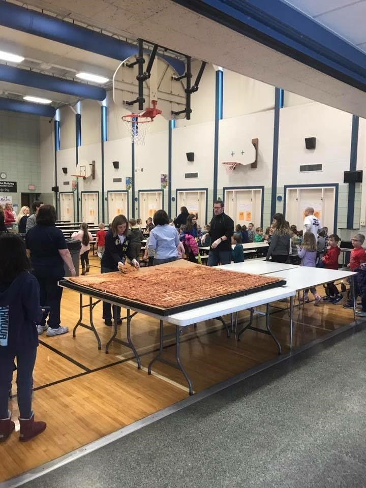 विशाल pizza delivery to Trenton, MI elementary school
