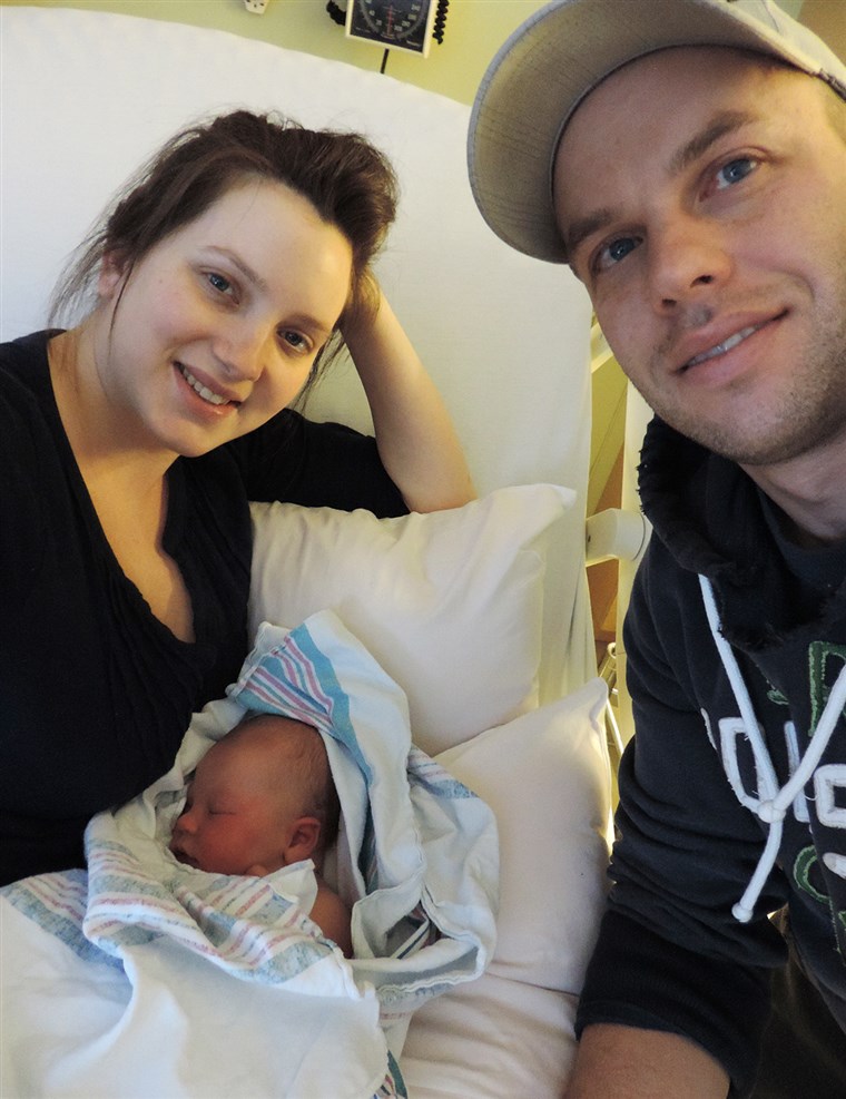 छवि: Michelle and Ryan Ontonovich and their newest addition, Jacob.