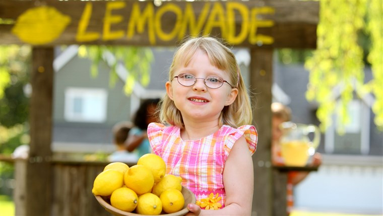लड़की holding bowl of lemons