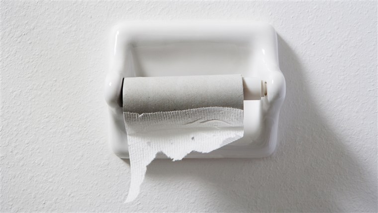 खाली toilet paper roll