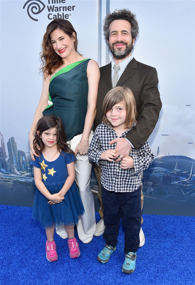 קתרין Hahn with her husband, Ethan Sandler, and their son and daughter