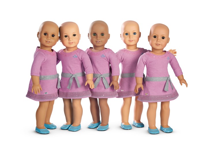 אמריקאי Girl offers an entire line of dolls without hair as a part of their Truly Me collection.